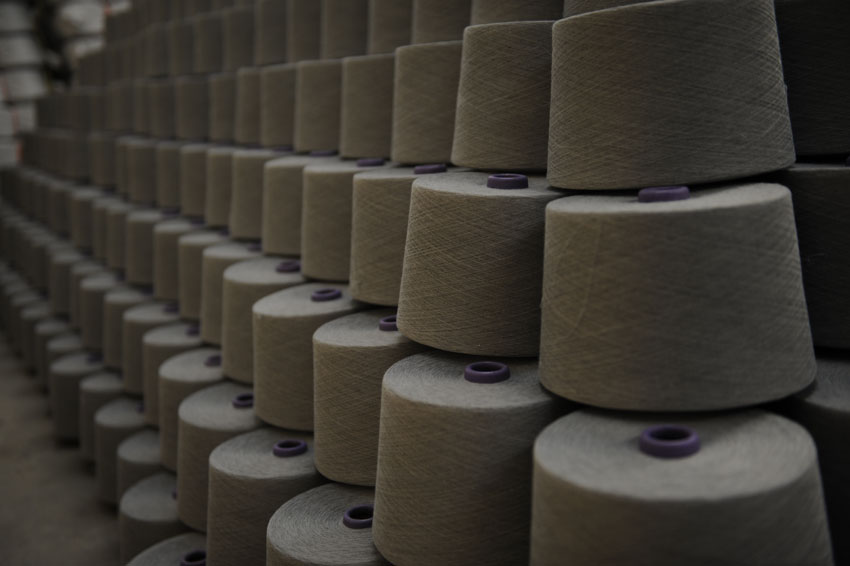 100% Black Polyester Ring Spun Yarn 30/1 100% Black Polyester Ring Spun Yarn 30/1